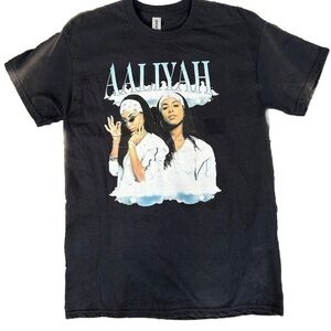 Aaliyah 90s Distressed Clouds Graphic Tee Size‎ Medium